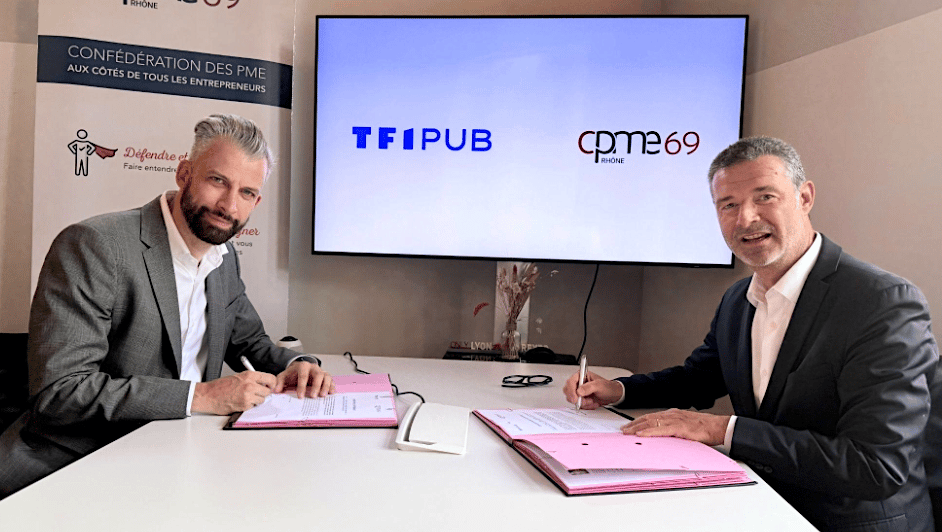 Mise en scène un peu old school pour la signature du deal entre le groupe TF1 (Dimitri Marcadé, DGA de TF1 Pub à gauche) et le président des Entrepreneurs du Rhône (Franck Morizé). Il ne manque que les tampons-buvard. © DR