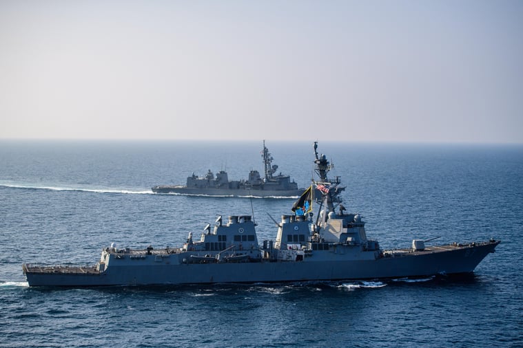Les destroyers américain USS Manson (au premier plan) et japonais JS Akebono croisent dans le golfe d'Aden. © Alaman, US Navy