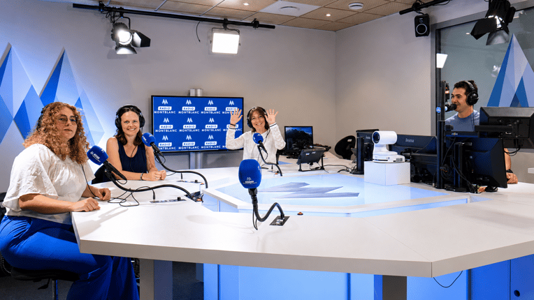 Sur le plateau de Radio Mont Blanc (de g. à d.) : Charlyne Viscusi (animatrice du soir), Audrey Bourdier (responsable de rédaction), Alicia Casteras (journaliste) et Guillaume Stoeber (coordinateur antenne). © DR