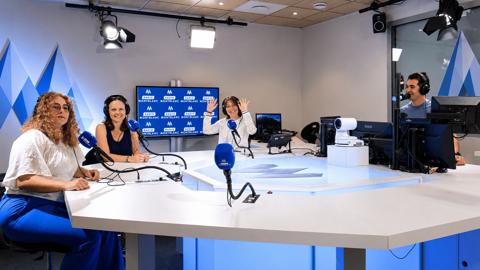 Sur le plateau de Radio Mont Blanc (de g. à d.) : Charlyne Viscusi (animatrice du soir), Audrey Bourdier (responsable de rédaction), Alicia Casteras (journaliste) et Guillaume Stoeber (coordinateur antenne). © DR