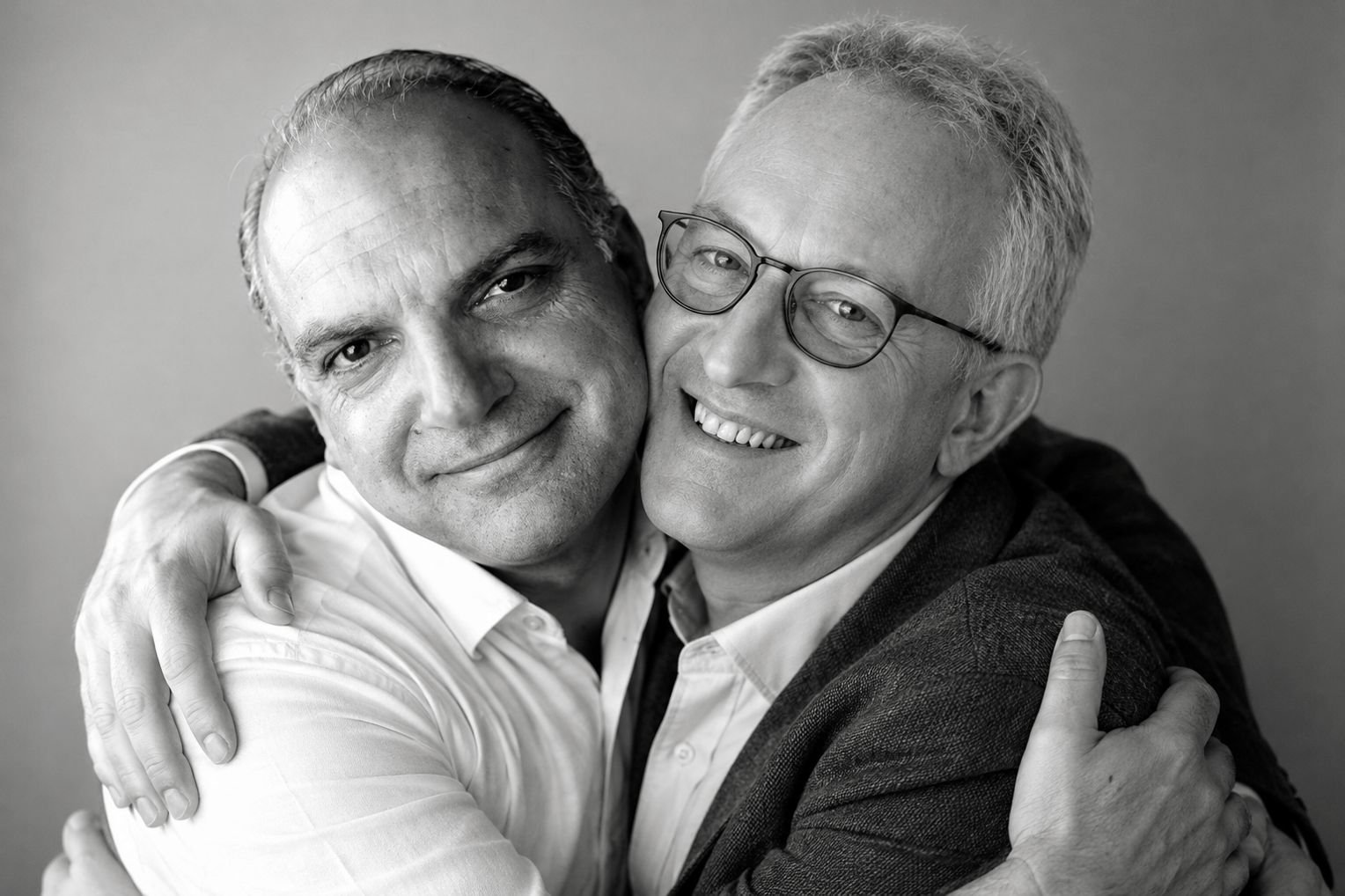 Seule l’IA pouvait réunir les frères ennemis de la presse régionale sur une même photo : Olivier Bloch (à g.) et Dominique Verdiel. [merci ChatGPT]