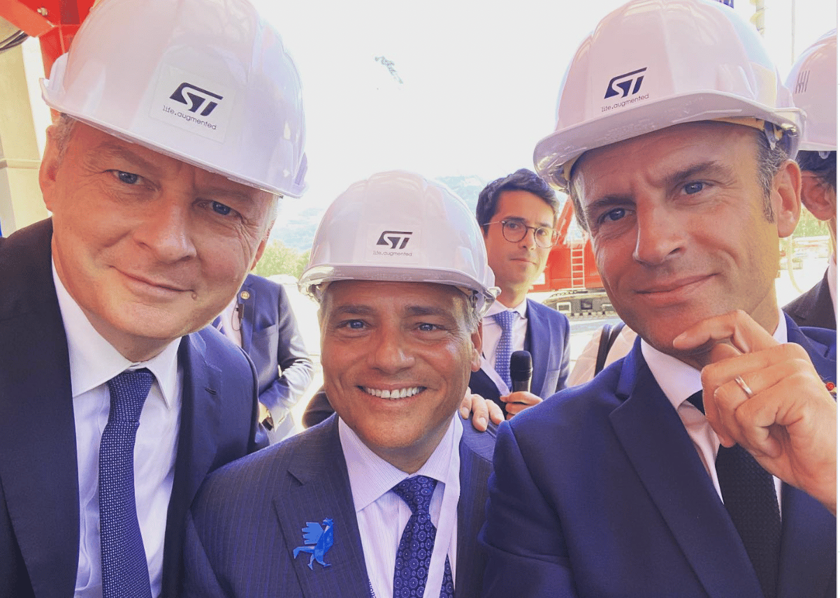 Emmanuel Macron et Bruno Le Maire posent avec Thomas Caulfield, le Directeur général de GlobalFoundries sur le site de la méga-usine créée avec STMicroelectronics, juillet 2022. ©️ Instagram Bruno Le Maire