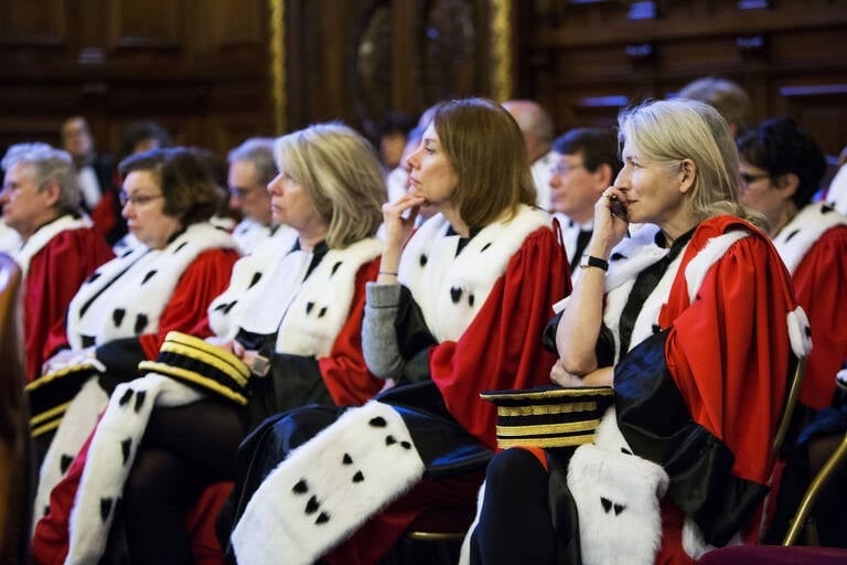 La justice fait face à un paradoxe : celui d’une profession surféminisée, qui produit des décisions surtout favorables aux hommes. Photo : Gilles Bassignac, Divergence.