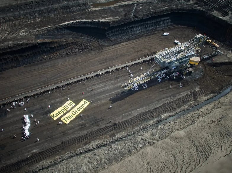 Des activistes Ende Gelände bloquent une mine de charbon en 2016 (Rikuti, CC BY-SA 4.0 via Wikimedia Commons)