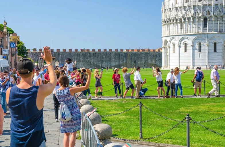 Touristes “soutenant” la tour de Pise - Vecteezy