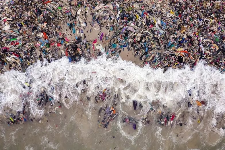 Plage sur la côte de Jamestown à Accra (Ghana), The Environmental Cost of Fast Fashion. © Muntaka Chasant
