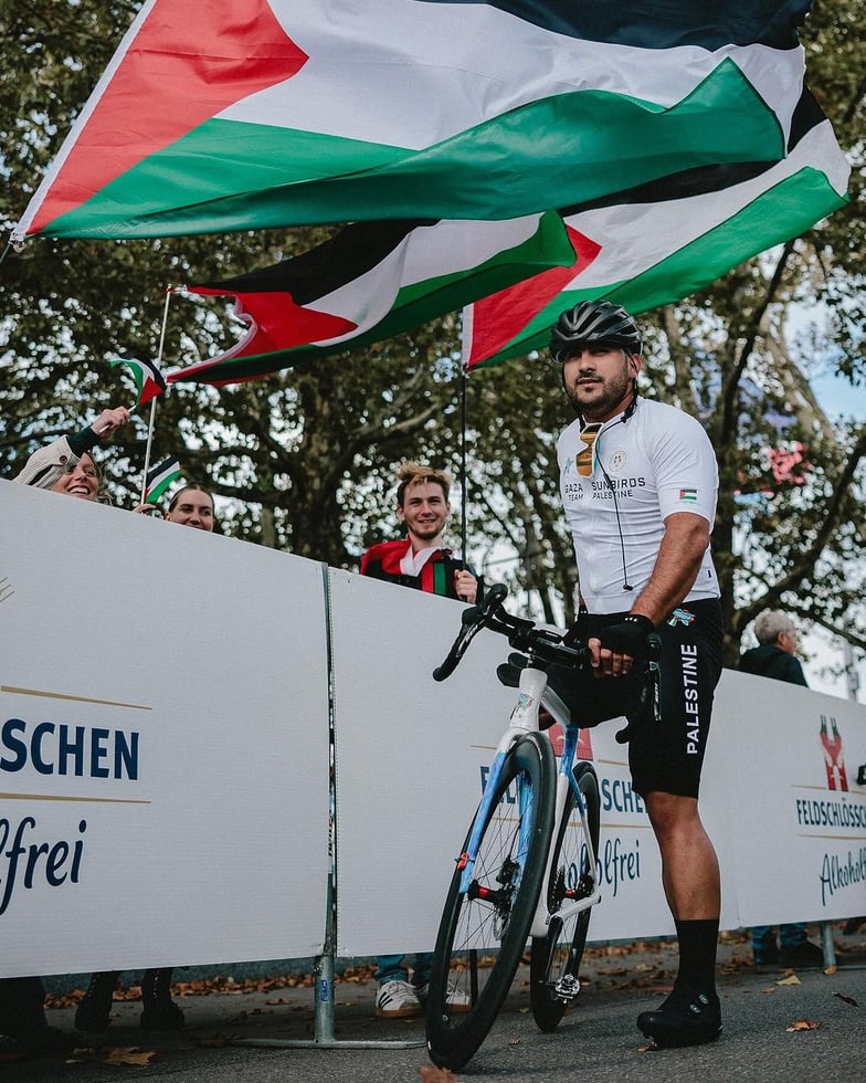 En 2024, Alaa al-Dali devient le premier cycliste palestinien à concourir aux championnats du monde de paracyclisme de 2024 à Zürich (Suisse). Crédit : Alex Whitehead. 