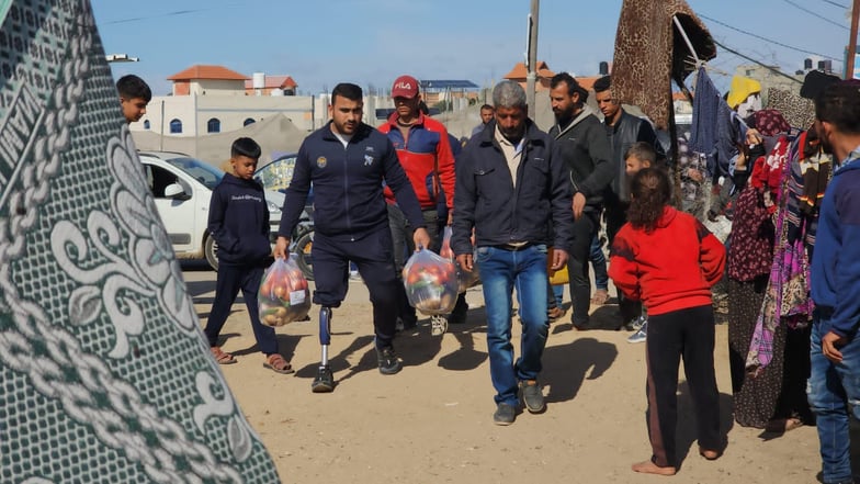 Après le 7 octobre 2023, Alaa al-Dali et les Gaza Sunbirds ont initié des récoltes  d'aide à destination de la population gazaouie, mais aussi des distributions comme ici, en février 2024 à Rafah. Crédit : Mohamed Soleimane (Positive News).