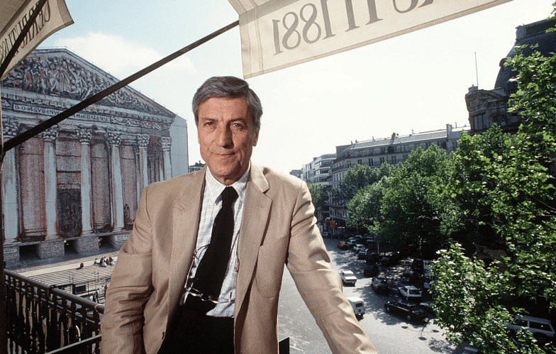 Nino Cerutti sur le balcon terrasse de la boutique Cerutti 1881 place de la Madeleine à Paris en 1991. Crédits : LESAGE/NECO/SIPA