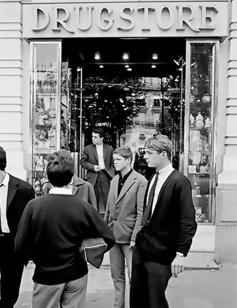 Devant le Drugstore Publicis, Champs-Elysées, Paris, 1962. Crédits : René Burri.