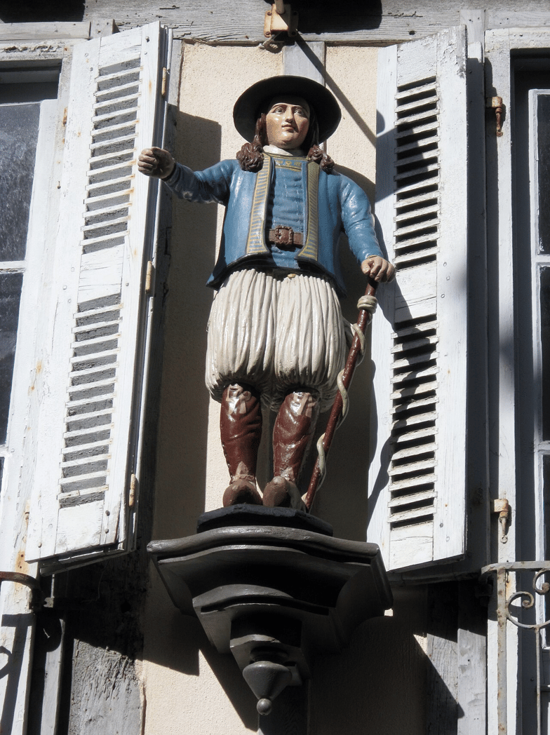 Statue d'un homme en costume glazik, rue Kéréon à Quimper. Crédits : Henri Moreau.