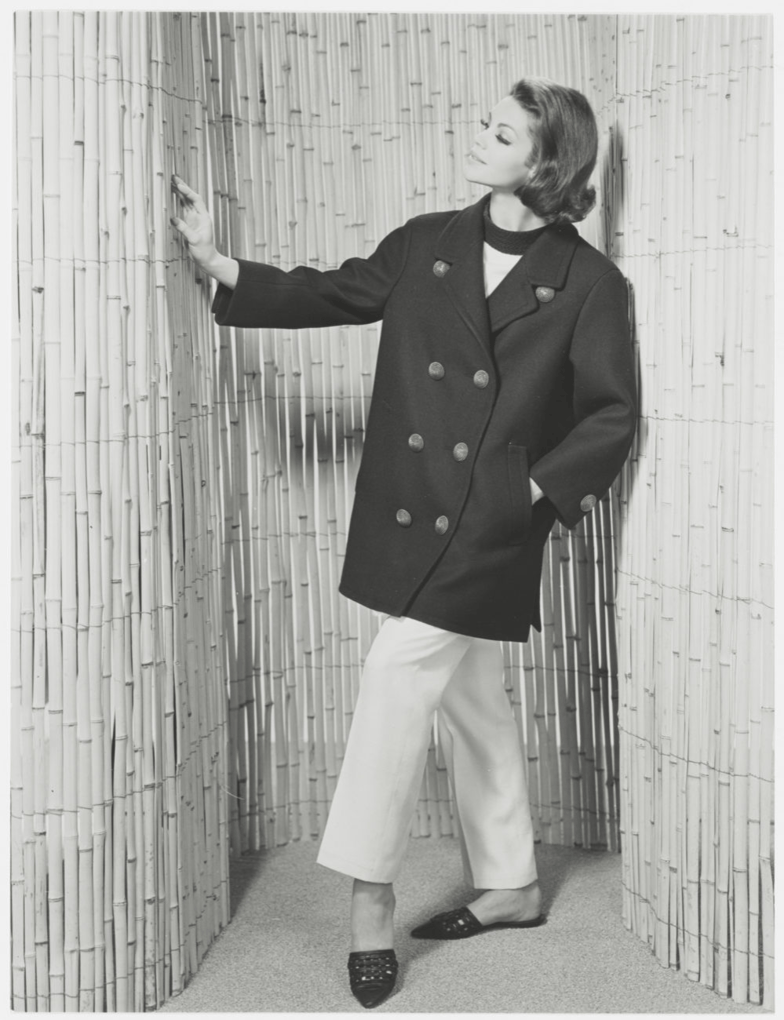 Premier caban d'Yves Saint Laurent. Collection haute couture printemps-été 1962. Crédits : Photographie des frères Séeberger.