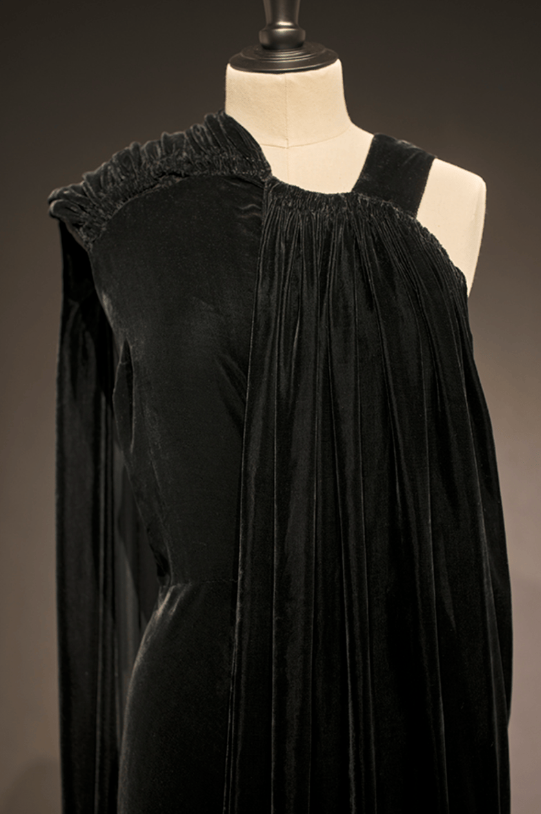 Robe du soir Maison Alix en velours de soie noir, silhouette d'inspiration antique, c.1935-1936. ©Colin Gray pour la Fondation Azzedine Alaïa