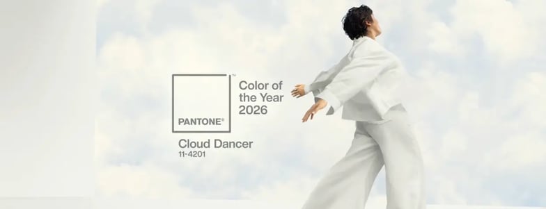 Chaque année, Pantone sélectionne la couleur de l'année, et donc en 2026 c'est "Cloud Dancer", une teinte de blanc
