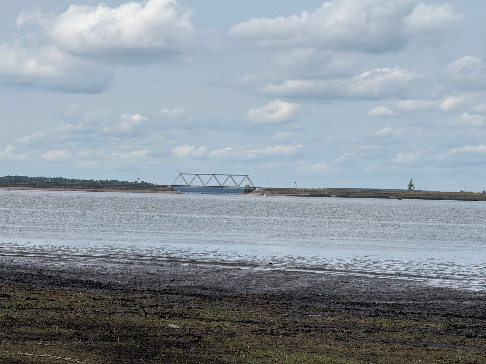 Le lac de Siemianówka avec le passage de la voie ferrée en direction de la Biélorussie © Kilian Bigogne