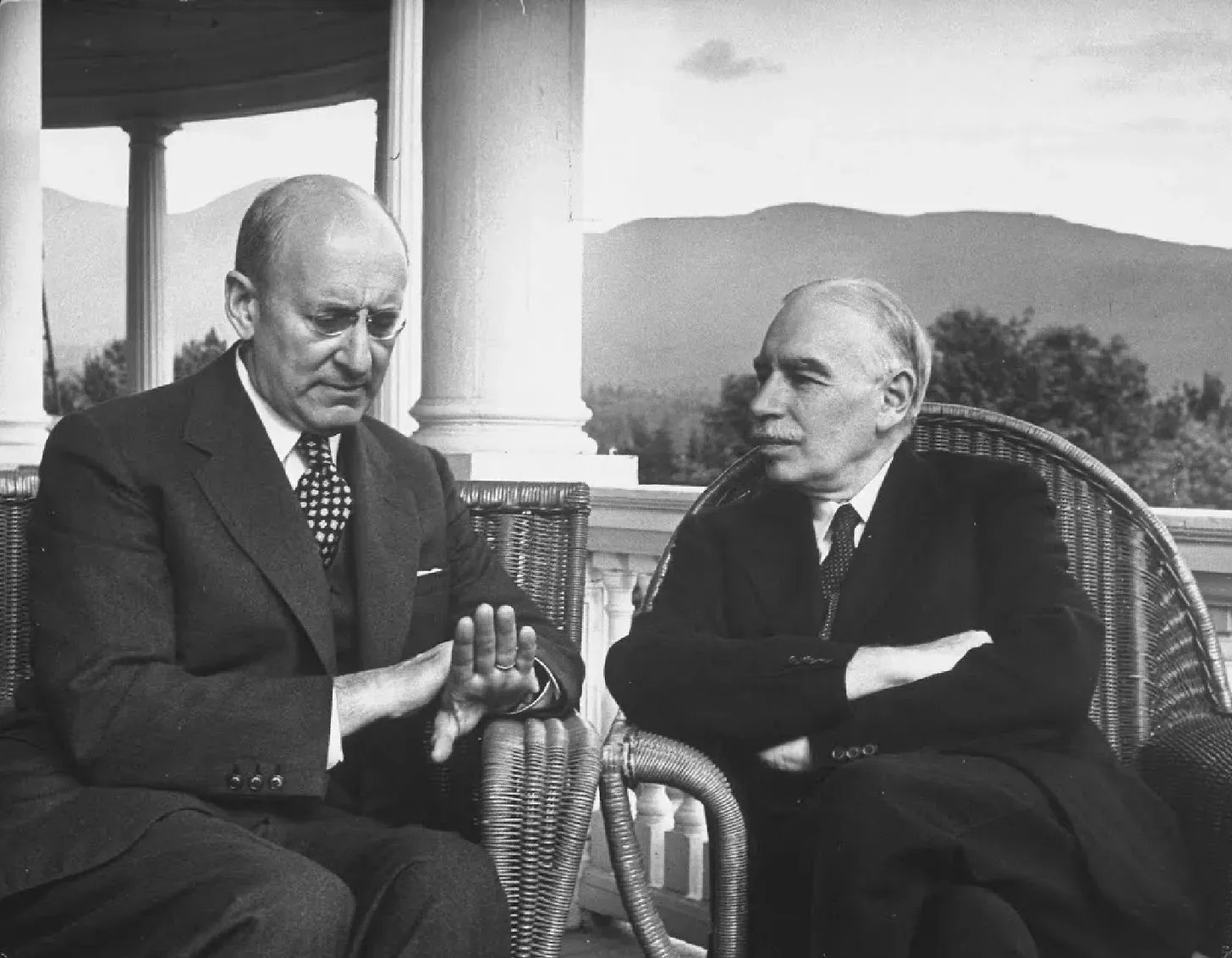 Henry Morgenthau Jr. et John Maynard Keynes à la conférence de Bretton Woods en 1944