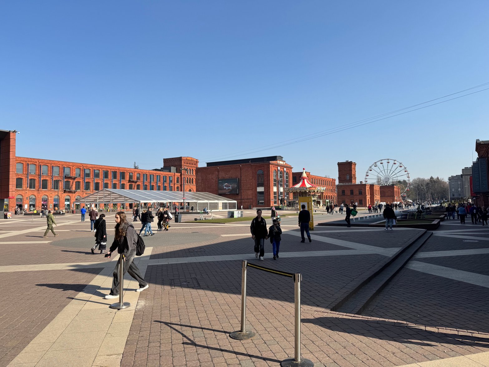 La place de Manufaktura et ses anciens bâtiments industriels en briques rouges ©