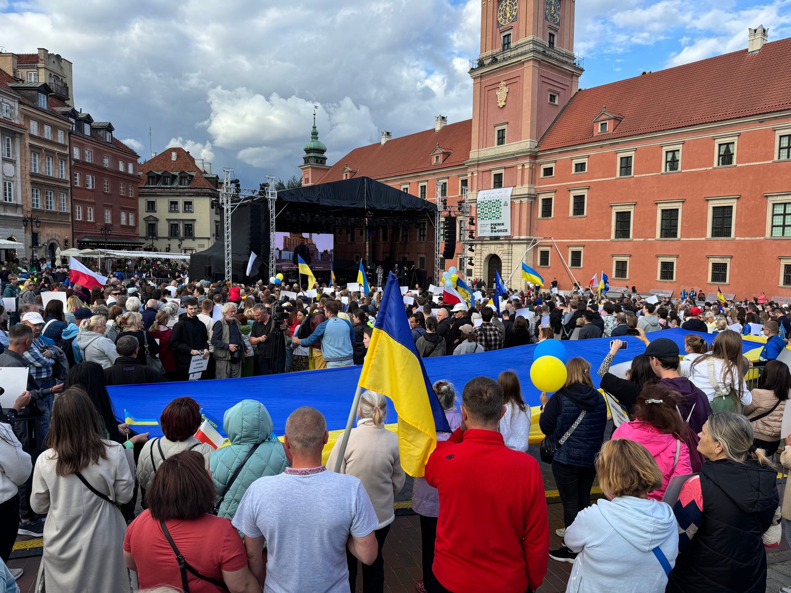 Des centaines d'Ukrainiens sur la place du Château à Varsovie, le 24 août ©Kilian Bigogne