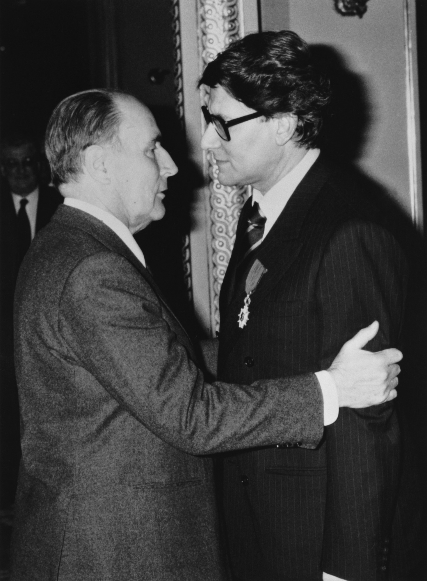 Yves Saint Laurent fait Chevalier de Légion D'Honneur par François Mitterrand le 12 mars 1985 / Source : Musée Yves Saint Laurent, Paris