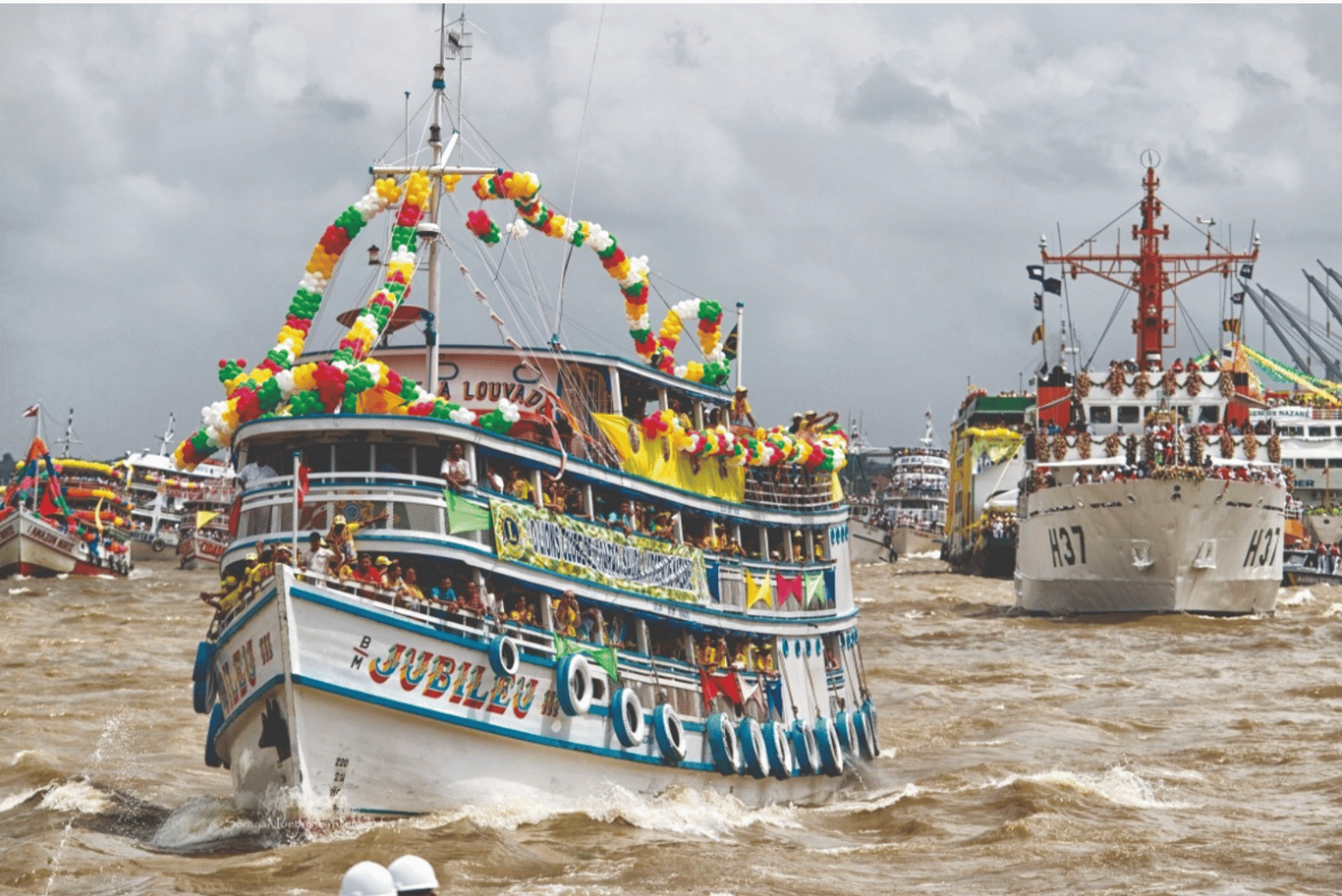 Cirio fluvial, au fond à droite, le bateau de la Sainte (c) Soraya Montanheiro
