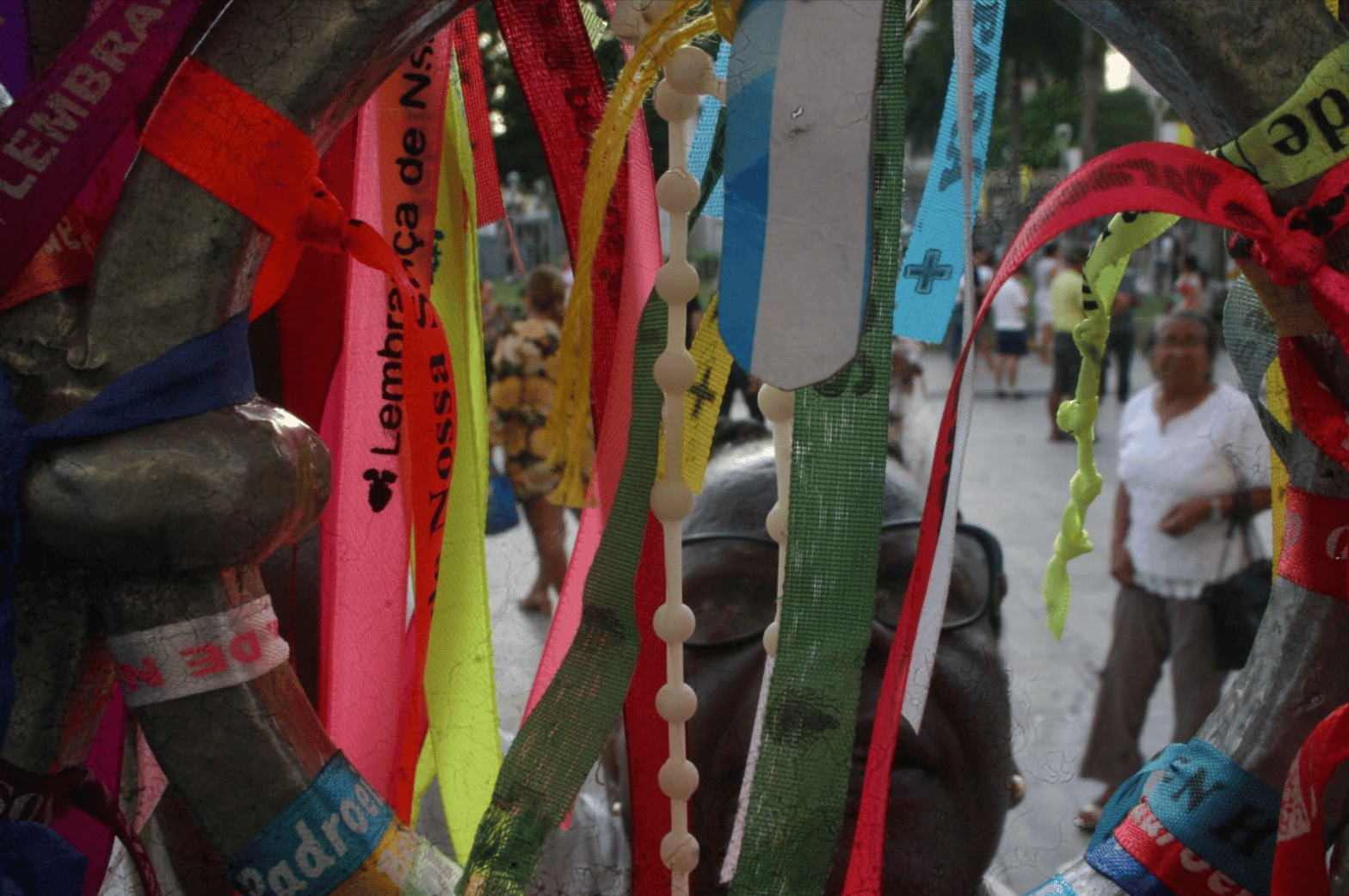 à l'entrée de la basilique, les pélerins, les passants et les touristes font des voeux et nouent des petits rubans sur les grilles (c) Nathalia Almeida