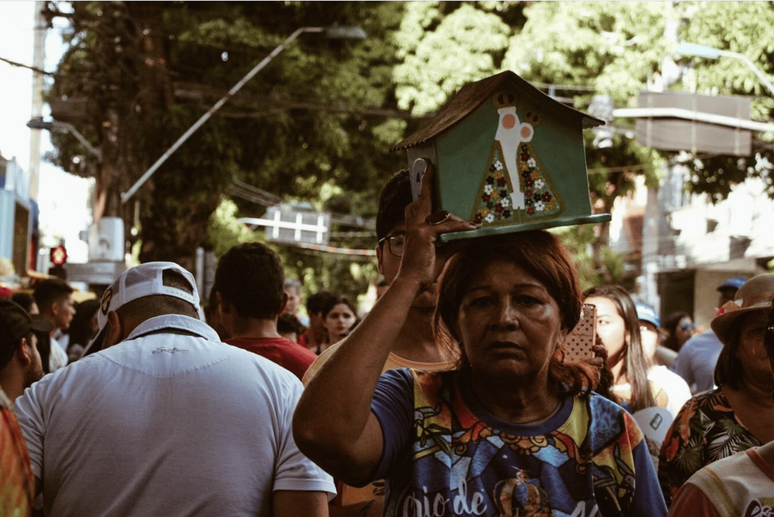 Les pélerins portent des objets qui symbolisent leur demande à Nazinha (c) Roberta Damasceno 