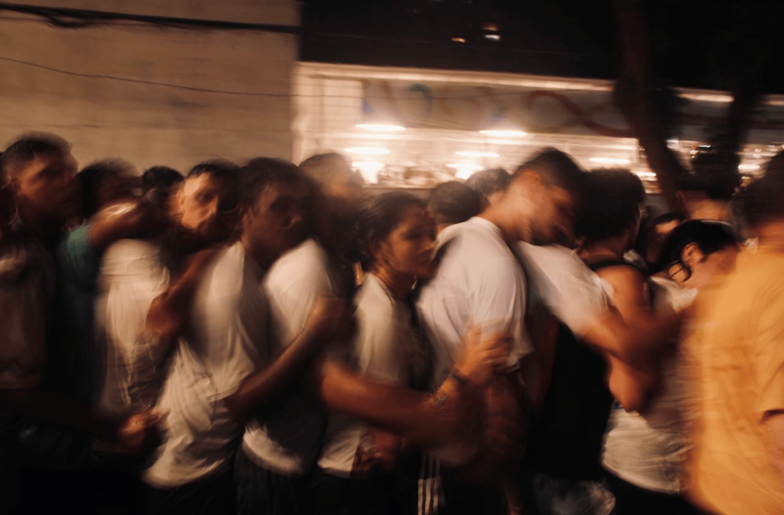 Les pélerins, le long de la corde qui tire le carosse de Nossa Senhora de Nazaré (c) Roberta Damasceno