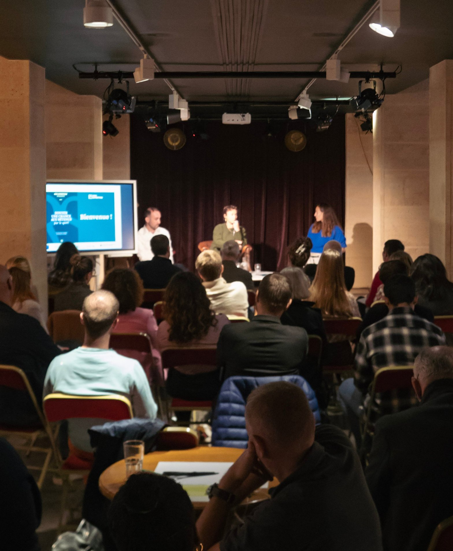 Le 8 octobre dernier, nous avons eu le plaisir d'animer leur soirée de lancement en très belle compagnie, puisque Rosie Meek, chercheuse anglaise et spécialiste de la question, a également fait le déplacement pour échanger aux côtés d’Emmanuel Rivat, cofondateur de Res Sportiva. (Crédit photo : Océma Naji)