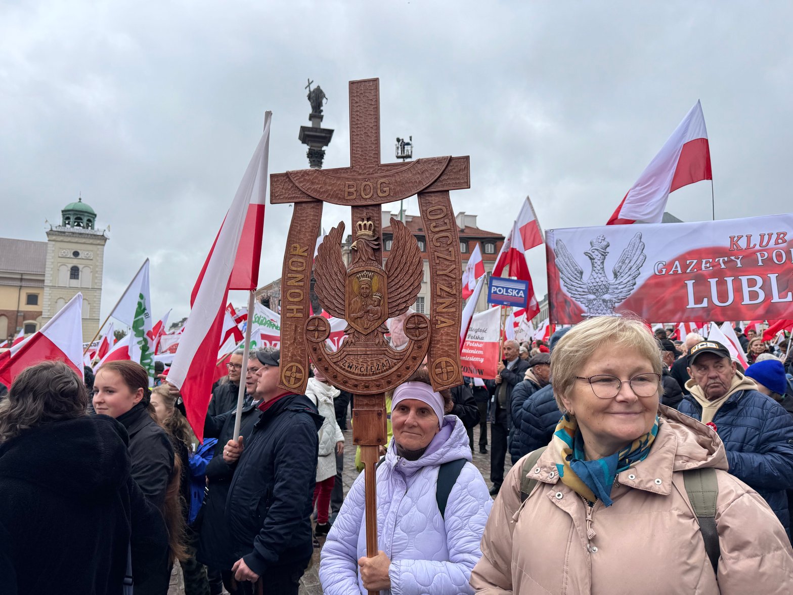 Deux manifestantes lors du rassemblement anti-immigration du 11 octobre 2025 à Varsovie ©Kilian Bigogne