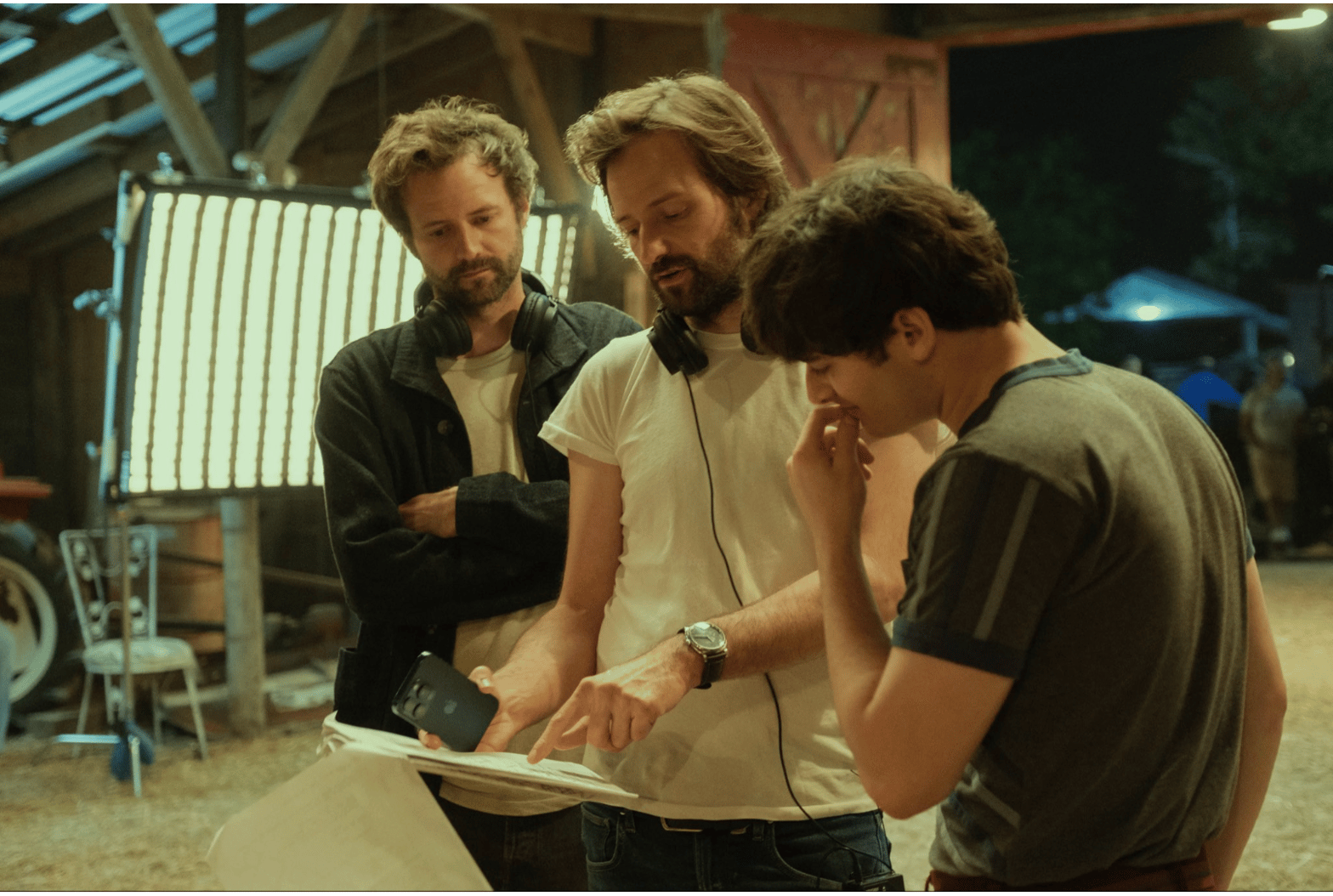 Image de tournage (BTS) qui semble être durant le tournage de l’épisode 4, on y voit Will discuter du script avec les frères Duffer, devant ce qui ressemble à l’étrange porte devant laquelle se tient Joyce, armée d’une hache, et d’où sort un demogorgon enragé dans le teaser du 16 juillet.