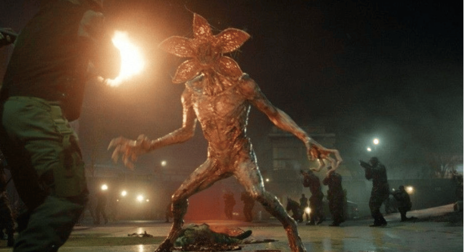 Quelle scène choc ! L’armée, installée à Hawkings, tire sur un Demogorgon tout droit sorti des plaques posées par-dessus les brèches censées les refermer, doit-on s’attendre à une invasion de Hawkings par les créatures de l’Upside Down ? Tout laisse à penser que oui...
