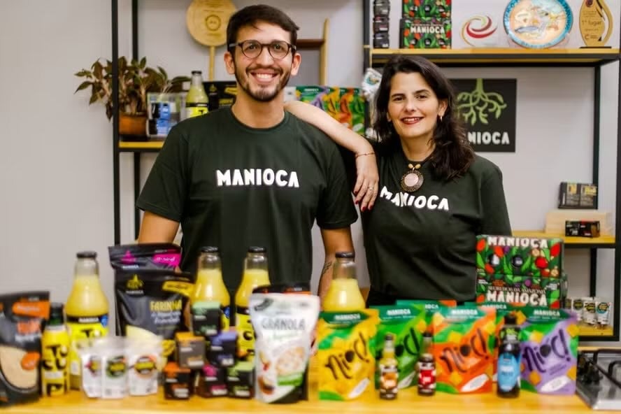 Paulo Reis et son associée, Joana Martins devant les produits de Manioca, une marque d'épicerie fine amazonienne (c) manioca