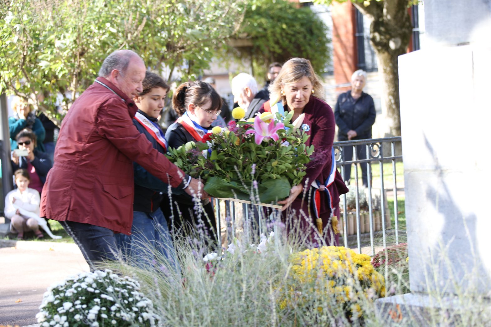 Le dépôt de gerbe de la municipalité par le maire Valérie Grafeuille Roudet, son adjoint JJ Ramade et les jeunes conseillers muncipaux - Photo © La Gazette Libre du Lauragais 