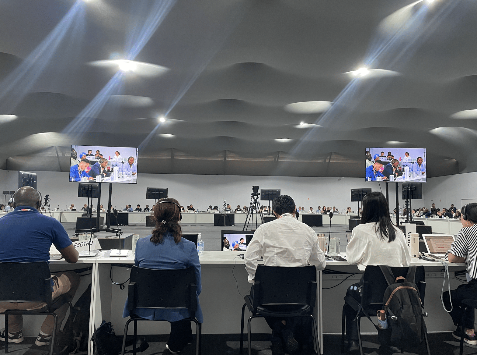 La salle de négociation (j'ai le même sac à dos que la négociatrice chinoise à droite) (c) archives personnelles 