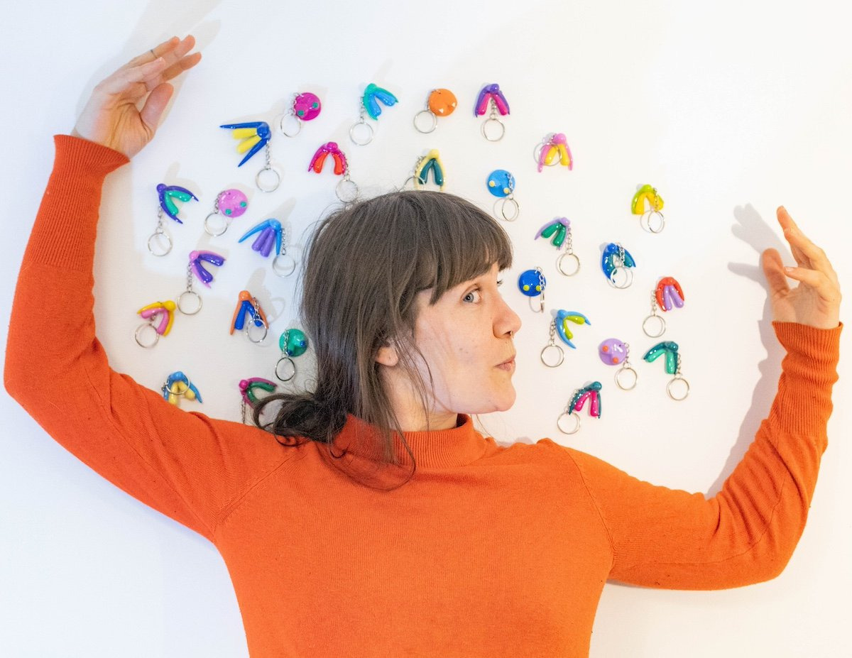 Laurène Robin, fondatrice de Polymelau entourée par ses porte-clefs clitoris / © Polymelau 