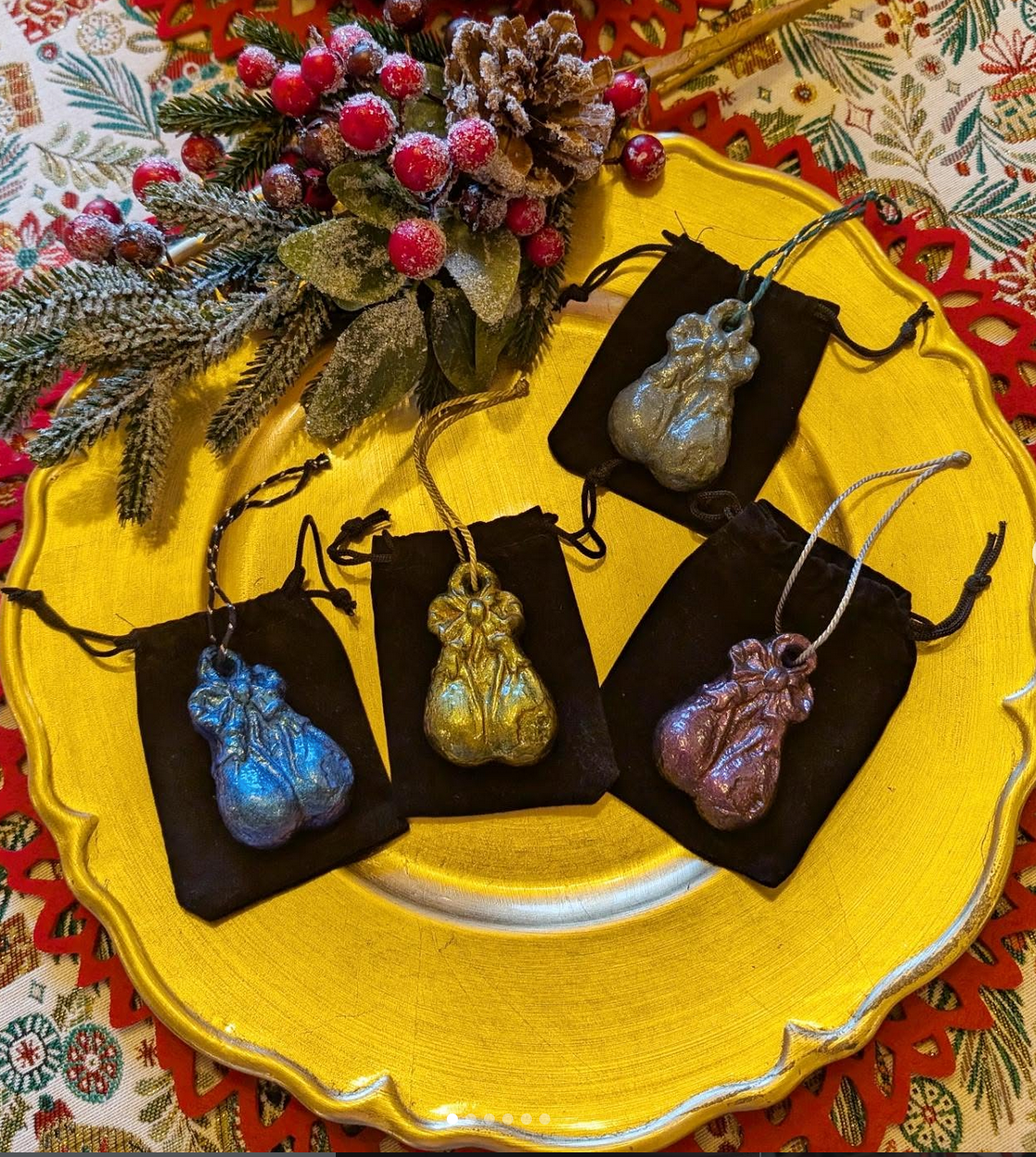 Les boules de Noël de l'artiste plasticien Stanislas Cornier / © Stanislas Cornier