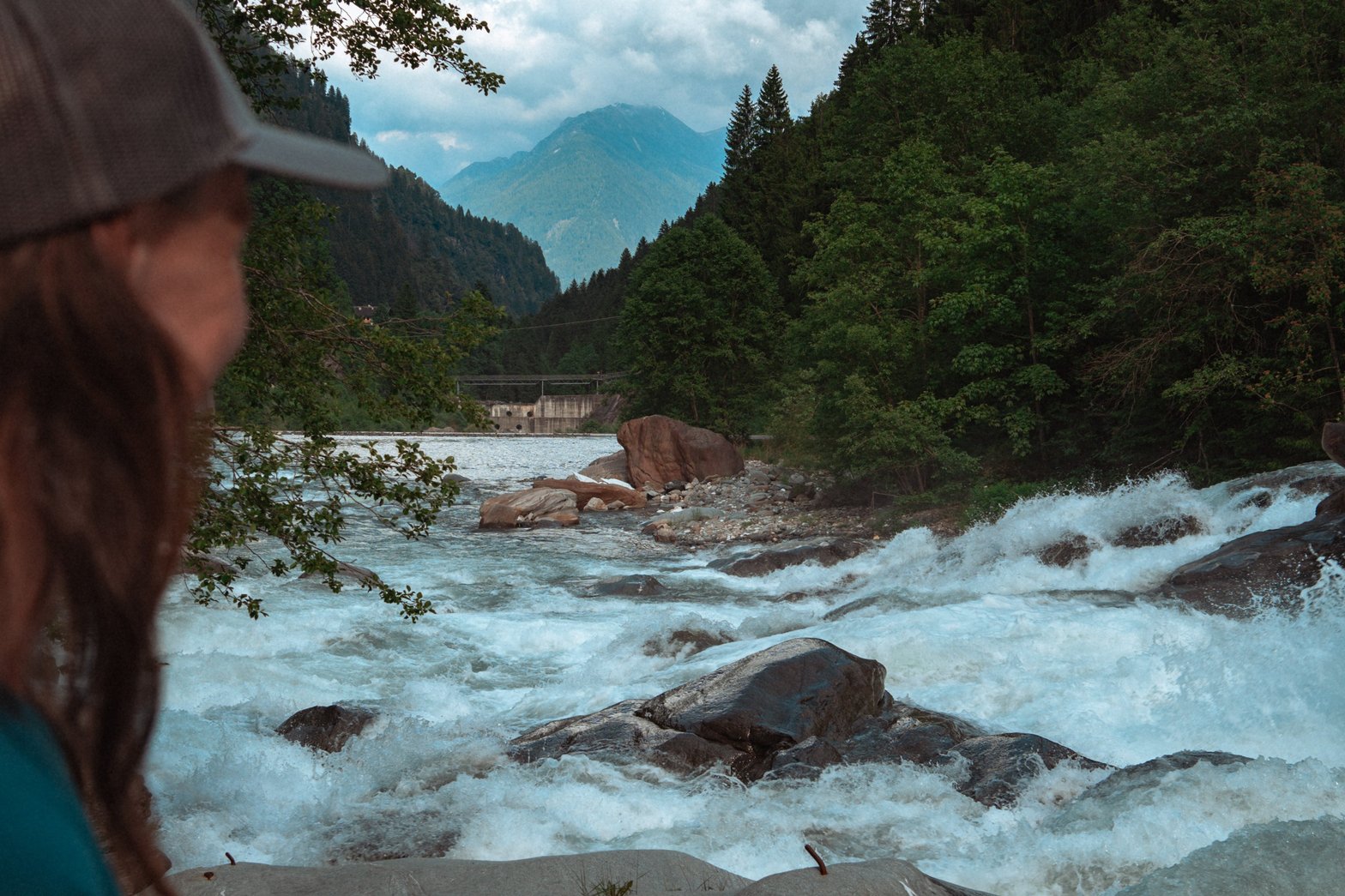 Tu vois là-bas, c'est une centrale hydroéléctrique !  