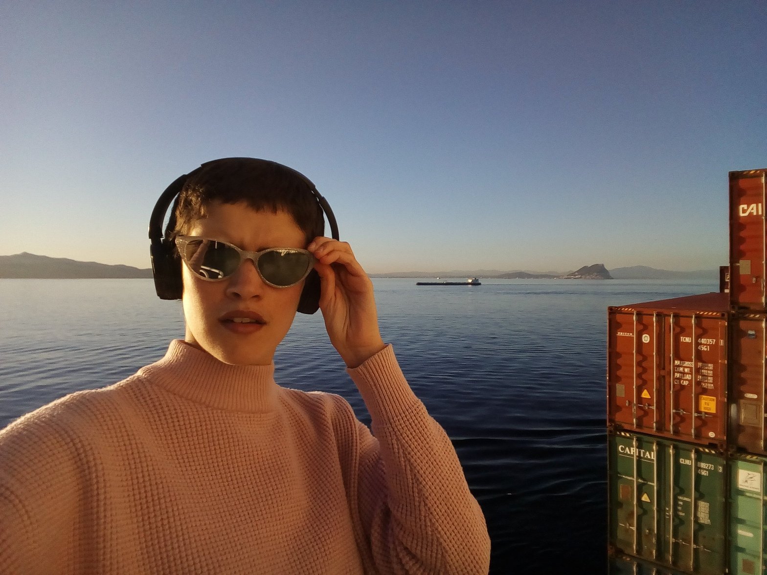 En avril 2019, je traverse le détroit de Gibraltar sur un bateau-cargo. Je suis partie faire le tour du globe après avoir perdu mon emploi.