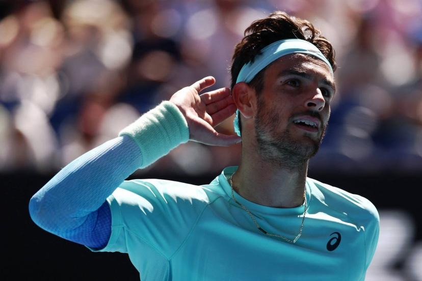 "Comment ? Qui est ce que j'affronte au prochain tour, j'entends pas. Non je veux pas entendre" ©T.Wang/Reuters