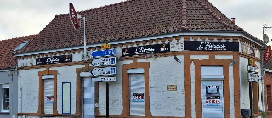 En France, près de 18 000 bars-tabacs ont baissé le rideau entre 2002 et 2022, selon les chiffres de points de vente PMU. Ici, le bar-tabac L'Hératas, à Vieille-Église (Pas-de-Calais), fermé en 2024. Crédit : La Voix du Nord.