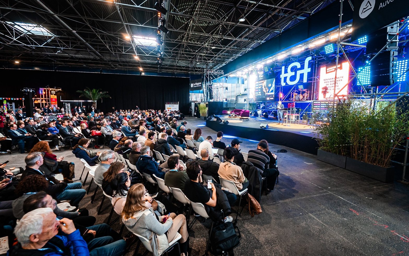 La grande scène de Tech&Fest 2026 à Grenoble où se sont produits des conférenciers en provenance de 42 pays. © Ebra Events