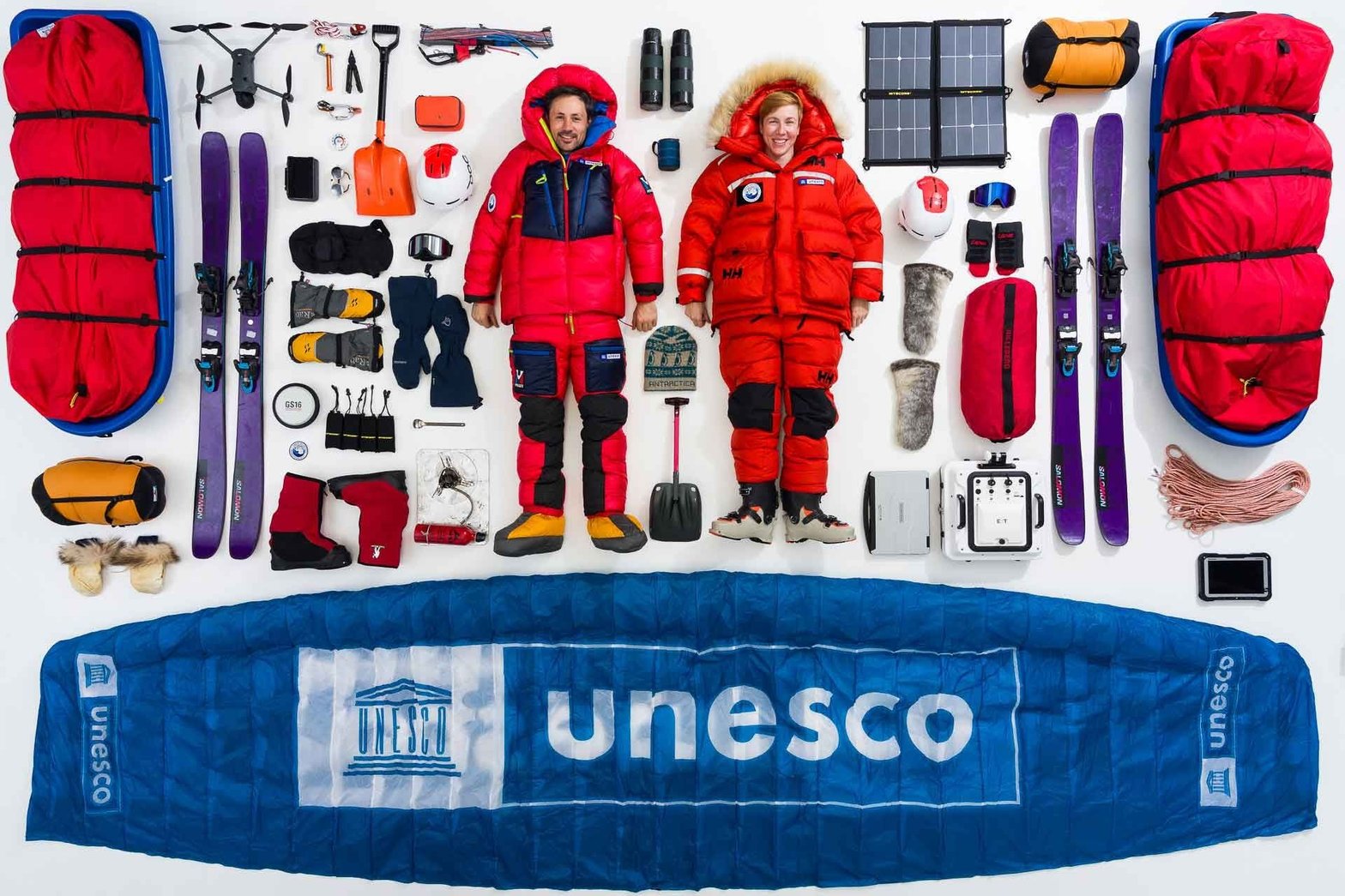 Heïdi Sevestre et Matthieu Tordeur ont traversé l’Antarctique sur près de 4 000 km en kite-ski pour collecter des données scientifiques inédites. © Under Antarctica 