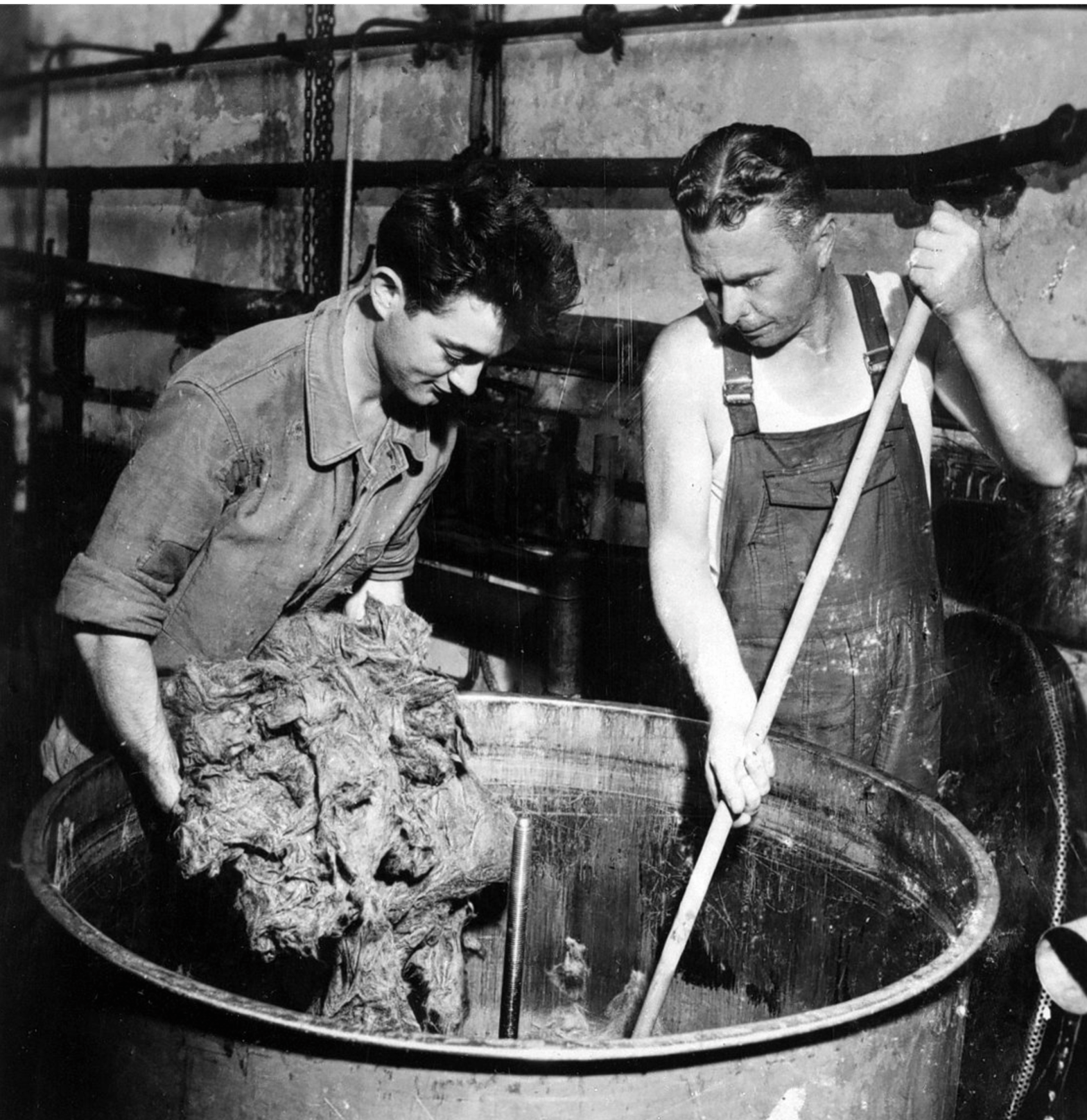 Opération de teinture du poil aux ateliers de la chapellerie Mossant. Crédits : Archives départementales de la Drôme.