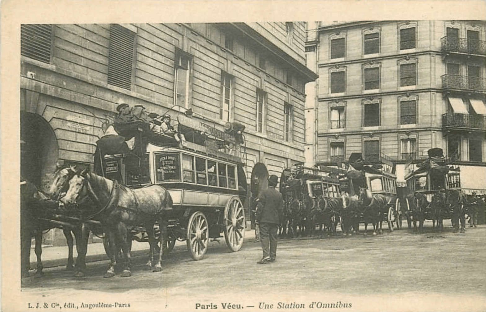 Une station d'omnibus à Paris vers 1900.