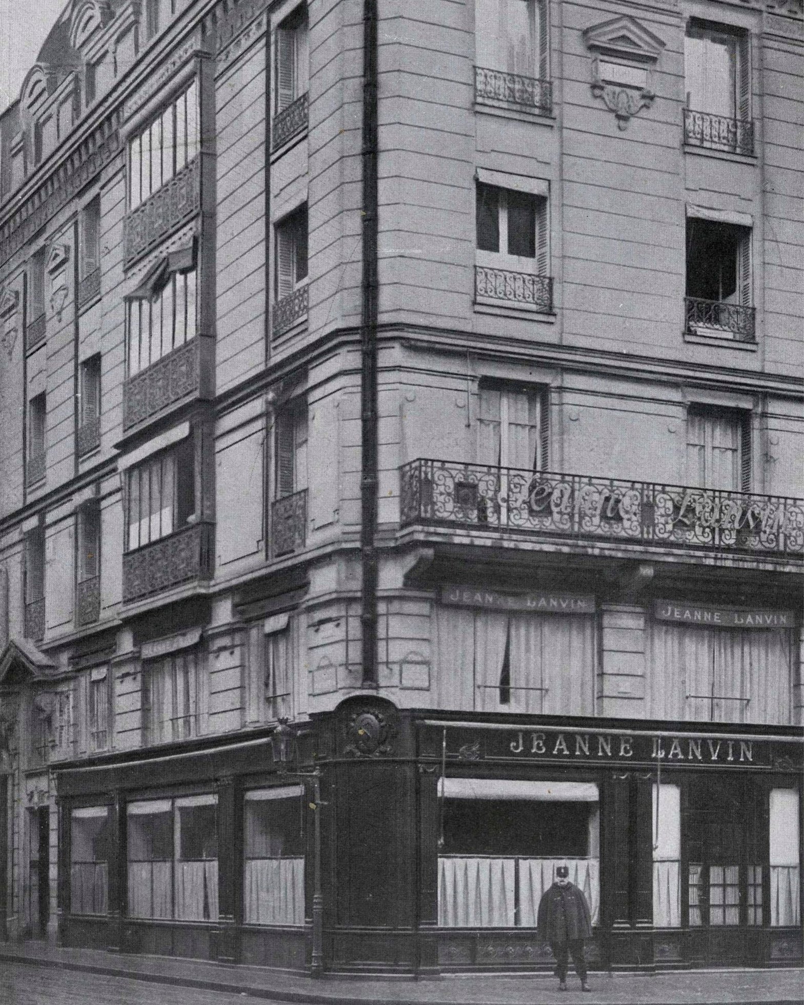 Une boutique Lanvin existe encore à cette adresse. Crédits : Maison Jeanne Lanvin, Paris, 22 rue du Faubourg Saint-Honoré. © Studio Lipnitzki / Roger-Viollet (site Lanvin)