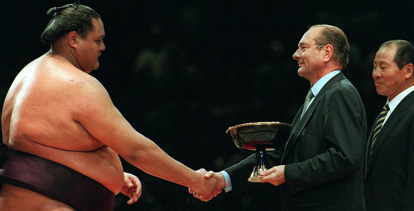 Octobre 1995. Jacques Chirac, VRP des sumotoris à ses heures perdues, remet une coupe au légendaire sumo Akebono, d'origine hawaïenne, dans le palais omnisports de Bercy, à Paris. - Crédit : NEBINGER/SIPA.