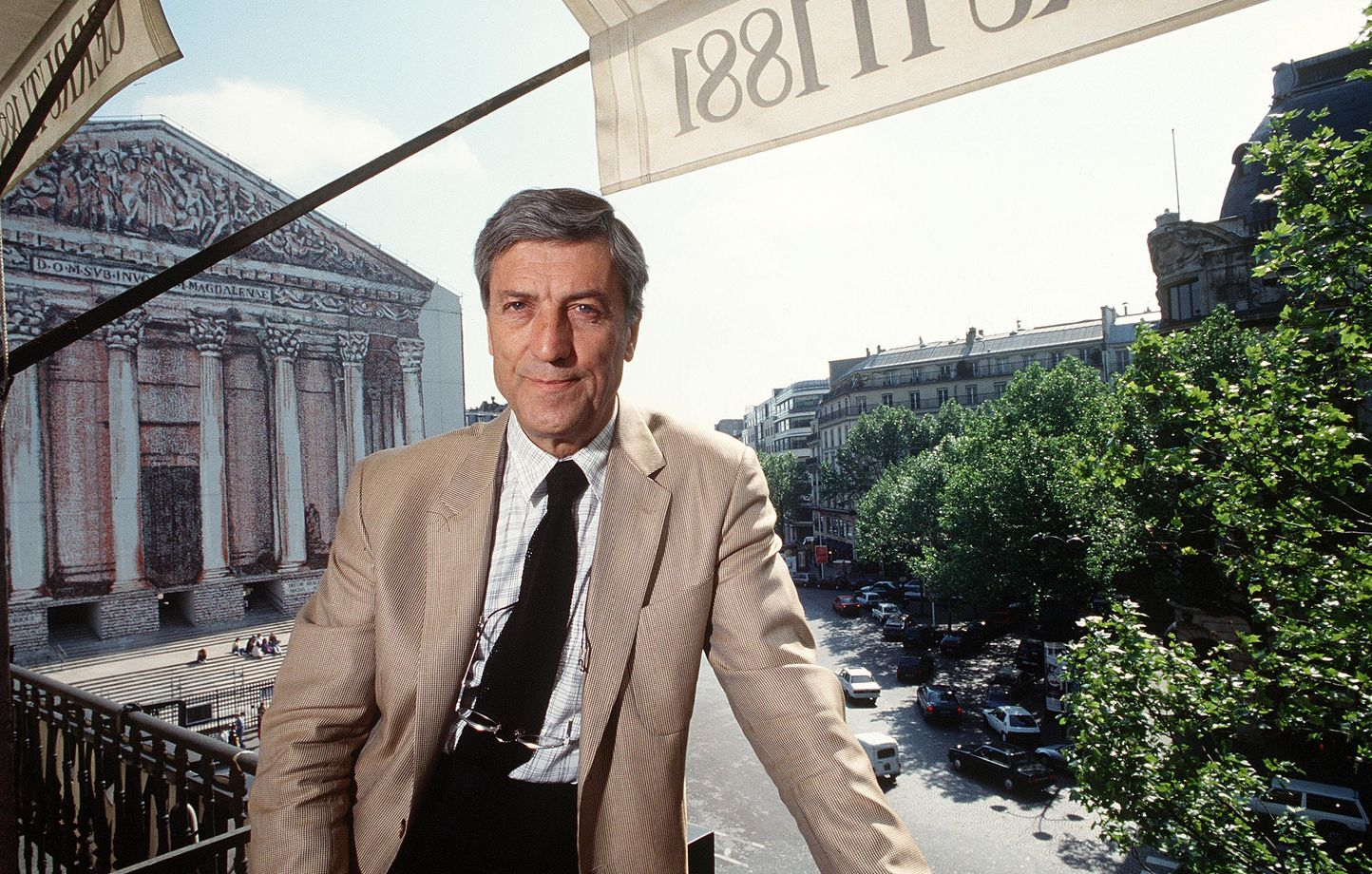 Nino Cerutti sur le balcon terrasse de la boutique Cerutti 1881 place de la Madeleine à Paris en 1991. Crédits : LESAGE/NECO/SIPA