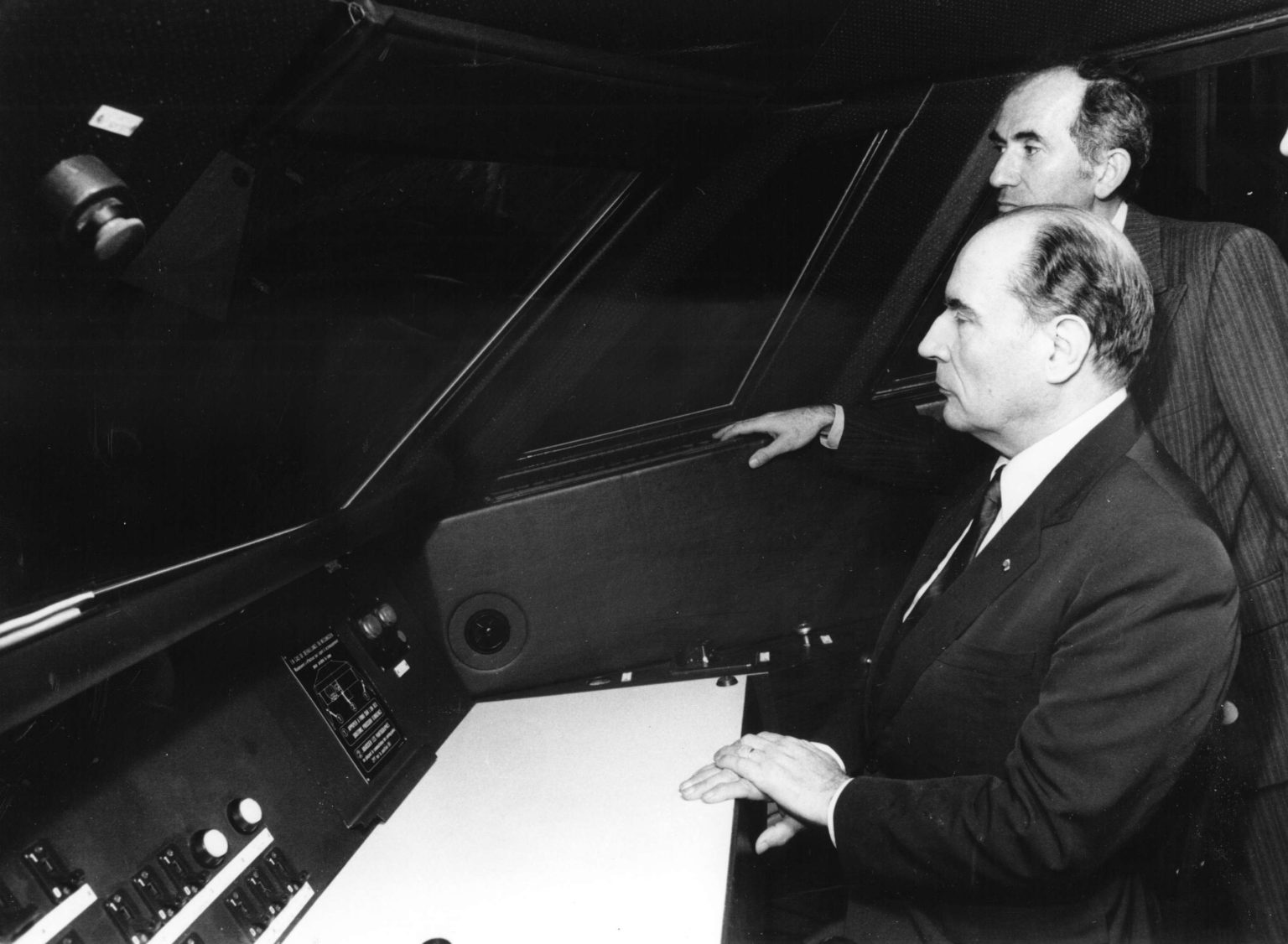 Le Président Mitterand à bord d'un TGV lors de son inauguration en septembre 1981. Crédits : Institution François Mitterand.