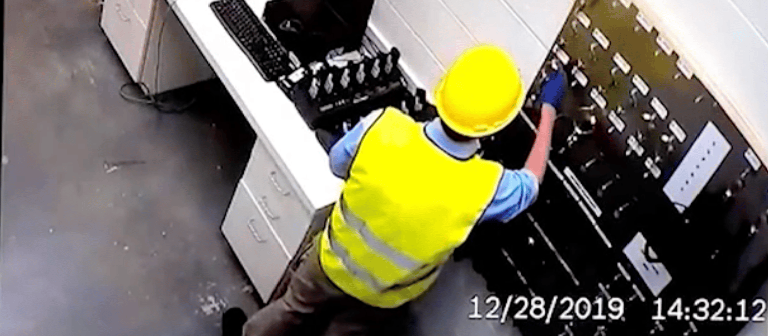 Une image de vidéosurveillance du mystérieux inconnu en train de trafiquer les clés de la prison. - Crédit : James Verini / The New Yorker Magazine..