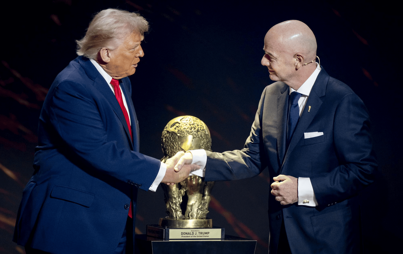 Donald Trump et Gianni Infantino lors de la remise du « Prix FIFA pour la paix » le 5 décembre à Washington. (K. Van Weel/Presse Sports)